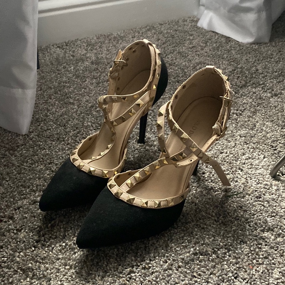 Wild diva black and gold heels size 8.5